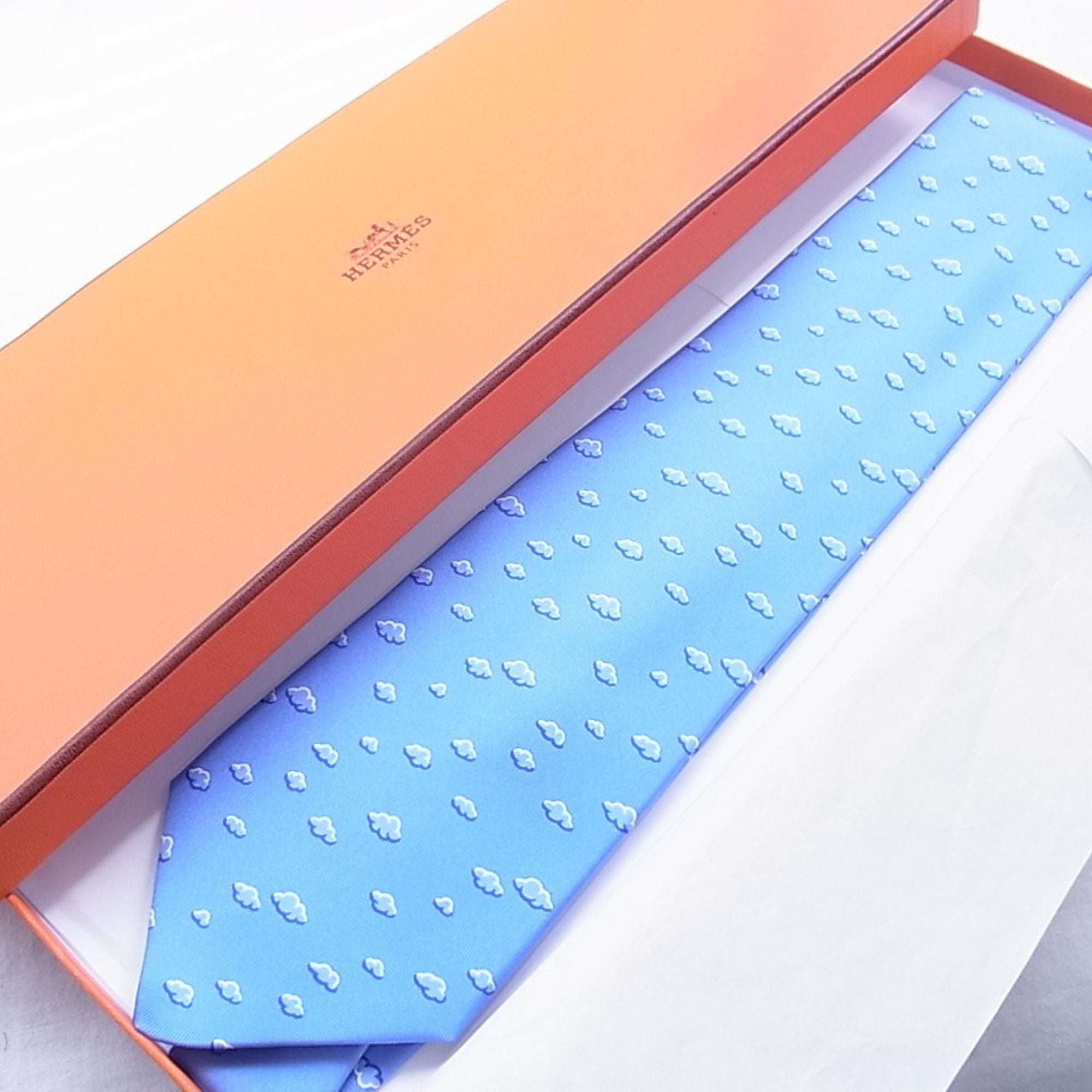 Corbata Hermès Paris de seda azul cielo con estampado de nubes