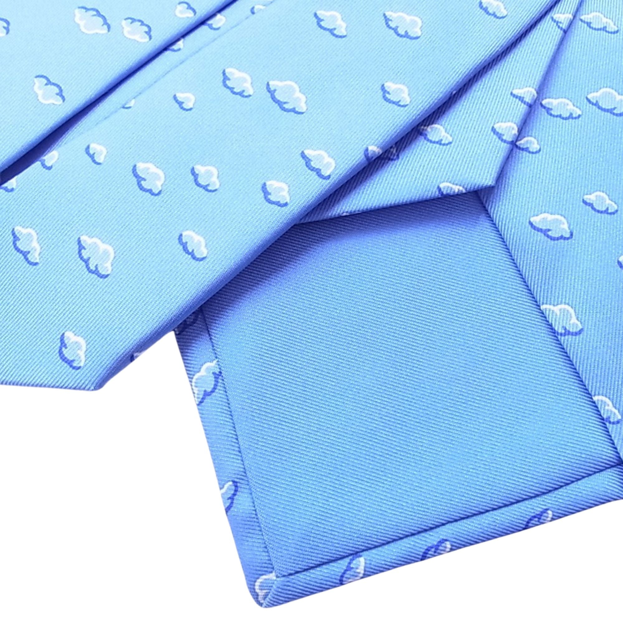 Corbata Hermès Paris de seda azul cielo con estampado de nubes