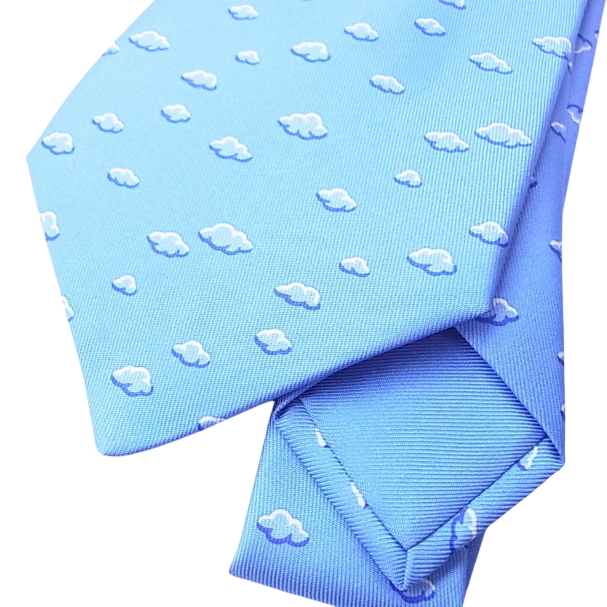 Corbata Hermès Paris de seda azul cielo con estampado de nubes