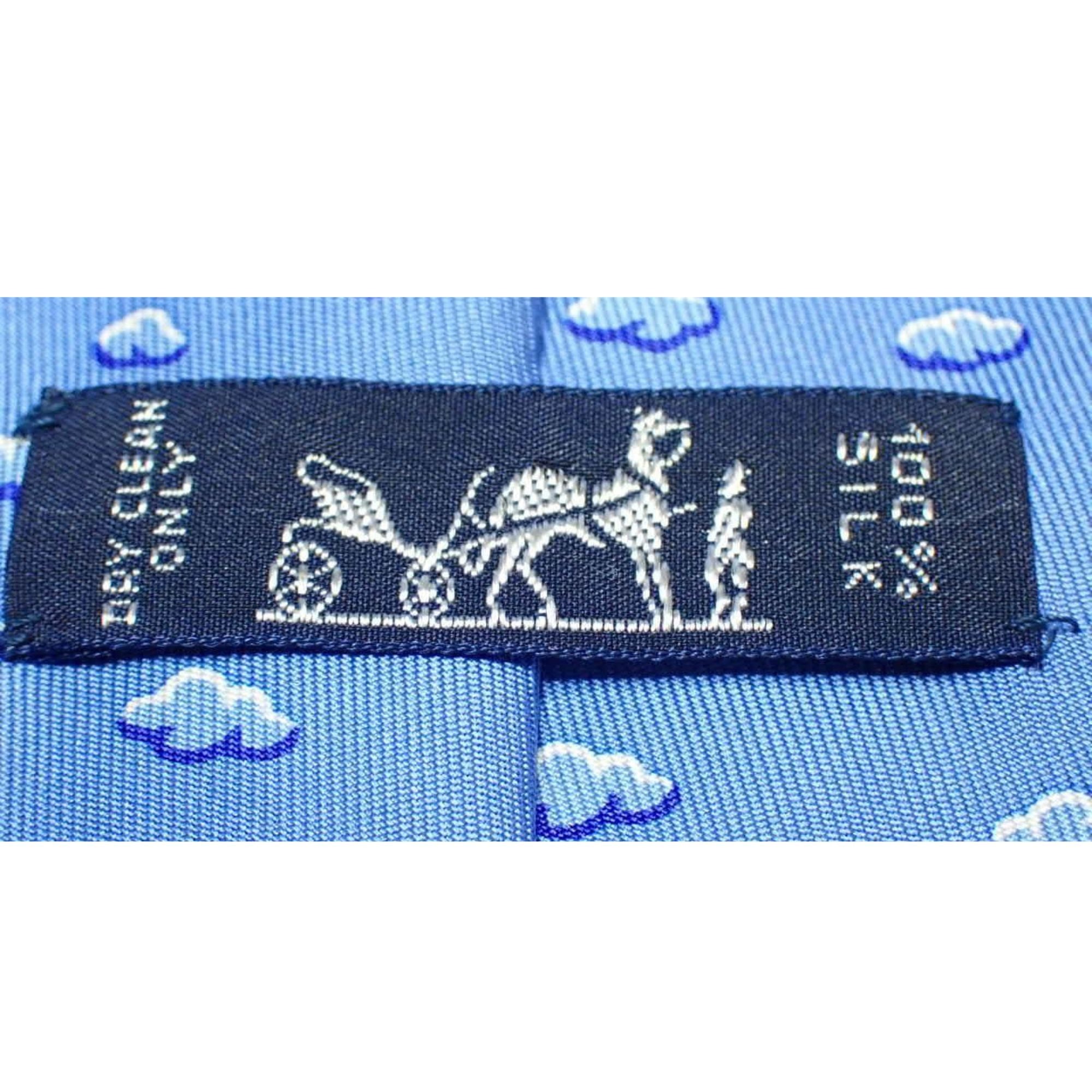 Corbata Hermès Paris de seda azul cielo con estampado de nubes