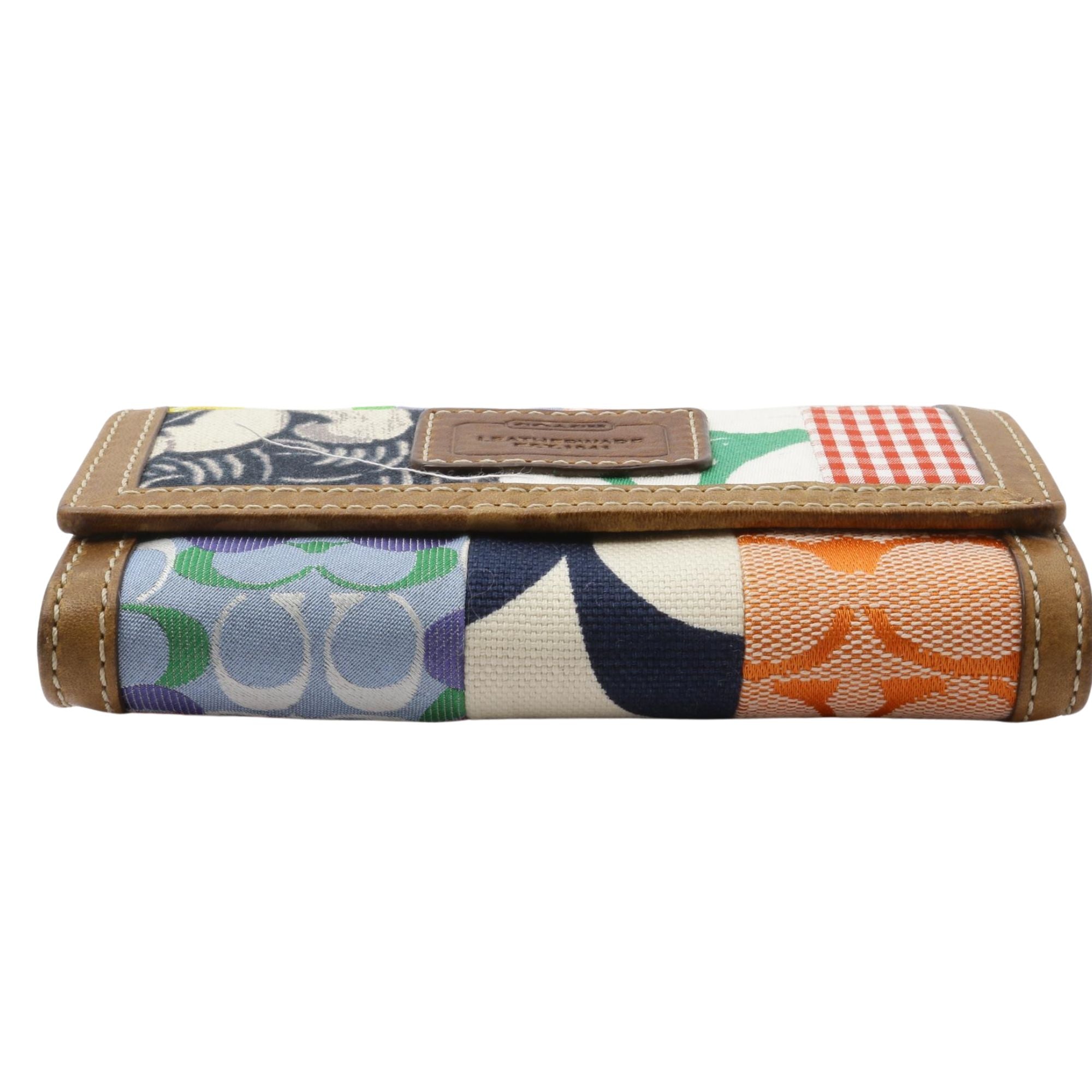 Cartera Coach patchwork multicolor con detalles en cuero y llavero interior