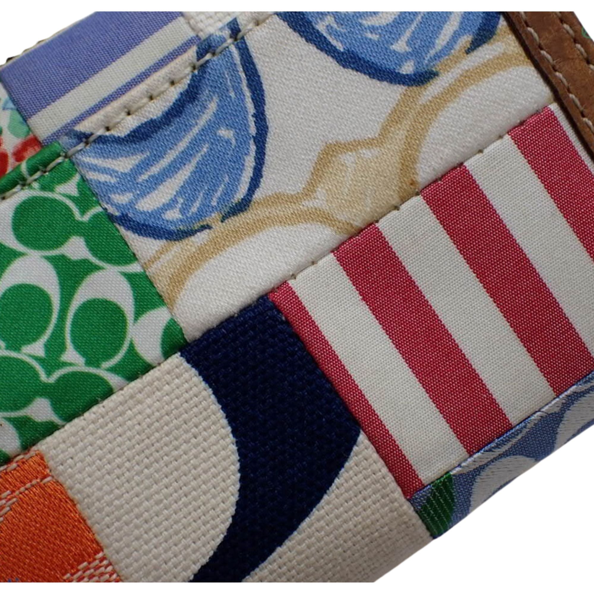 Cartera Coach patchwork multicolor con detalles en cuero y llavero interior