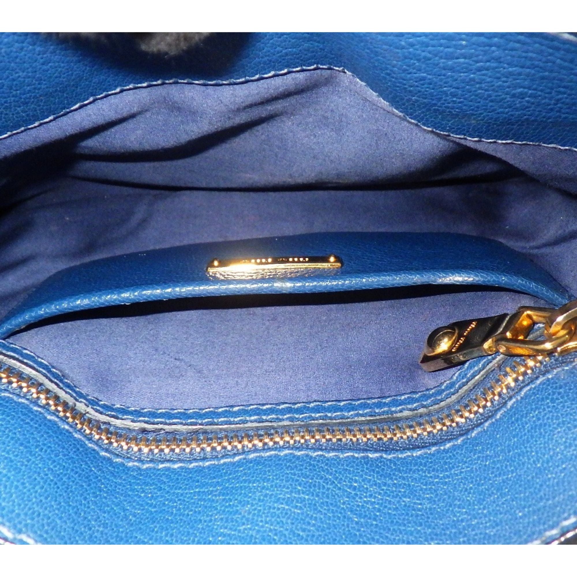 Bolso Miu Miu de piel azul con herrajes dorados