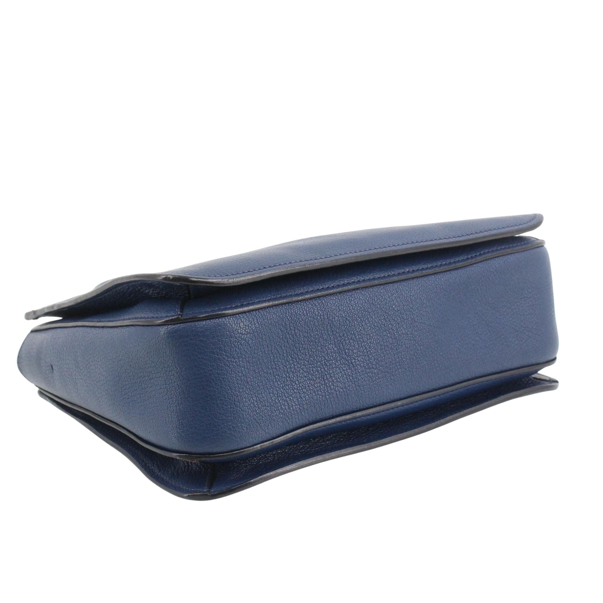 Bolso Miu Miu de piel azul con herrajes dorados