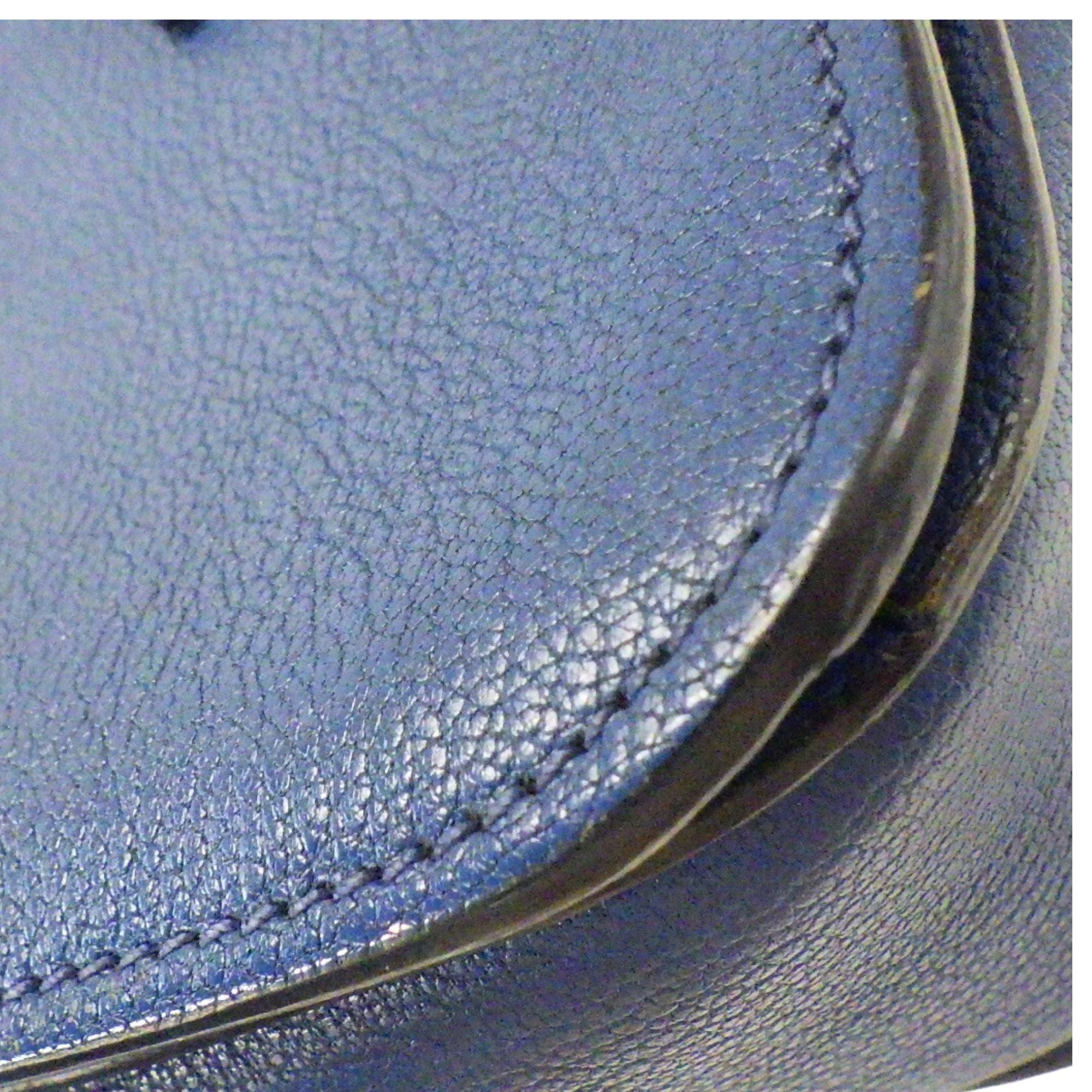 Bolso Miu Miu de piel azul con herrajes dorados