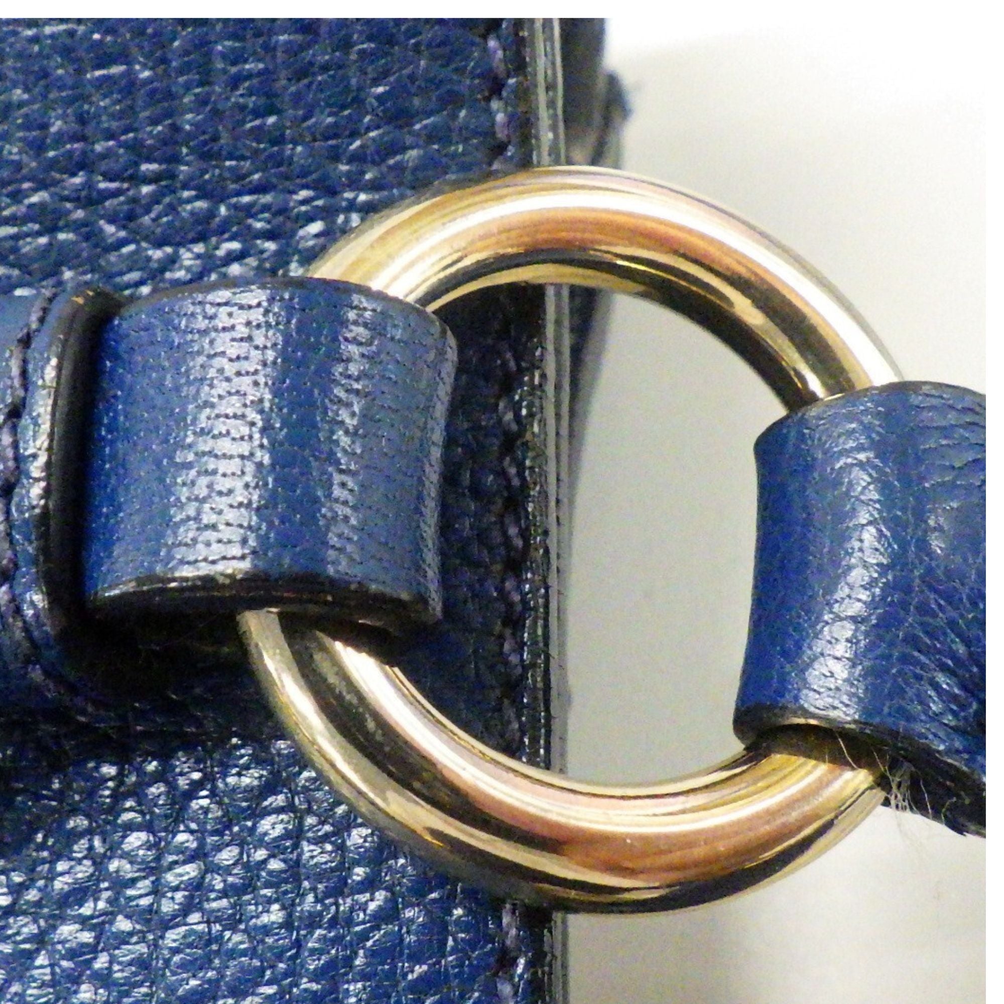 Bolso Miu Miu de piel azul con herrajes dorados