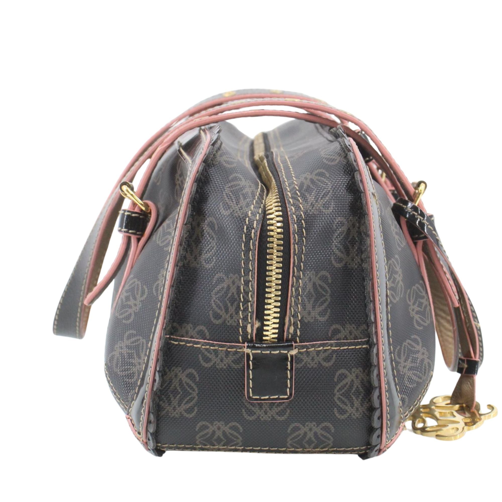 Loewe Monogram Shoulder Bag Negra con Charol y Detalles Rosados