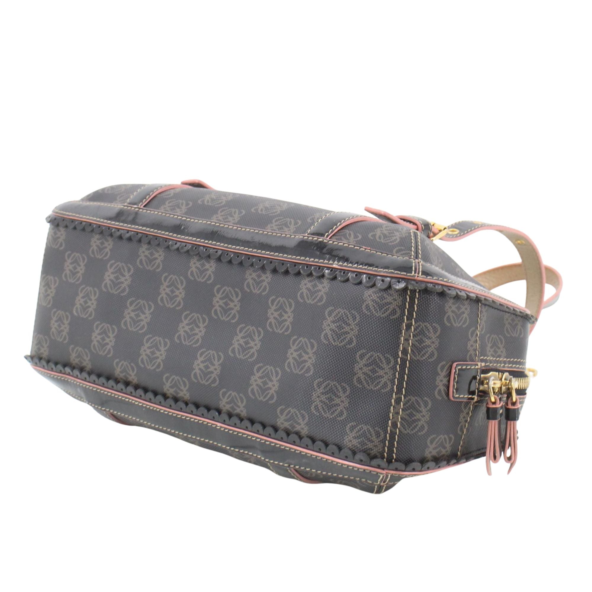 Loewe Monogram Shoulder Bag Negra con Charol y Detalles Rosados