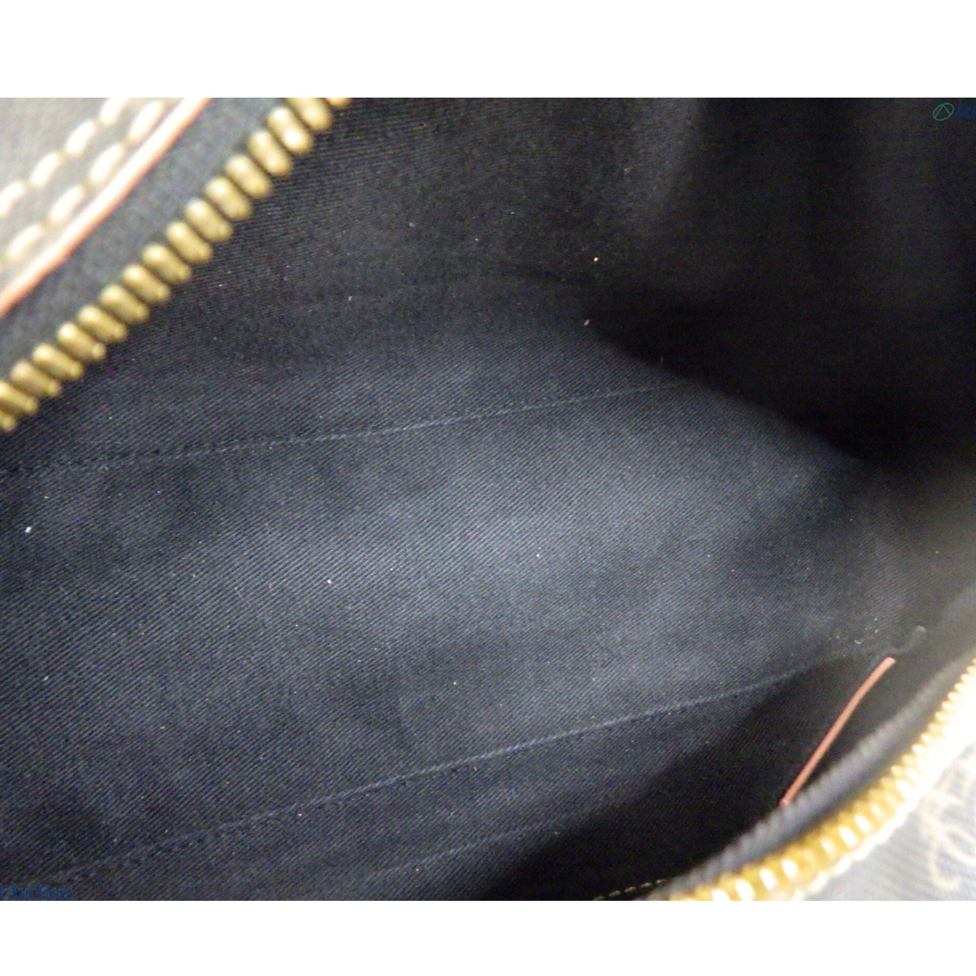 Loewe Monogram Shoulder Bag Negra con Charol y Detalles Rosados