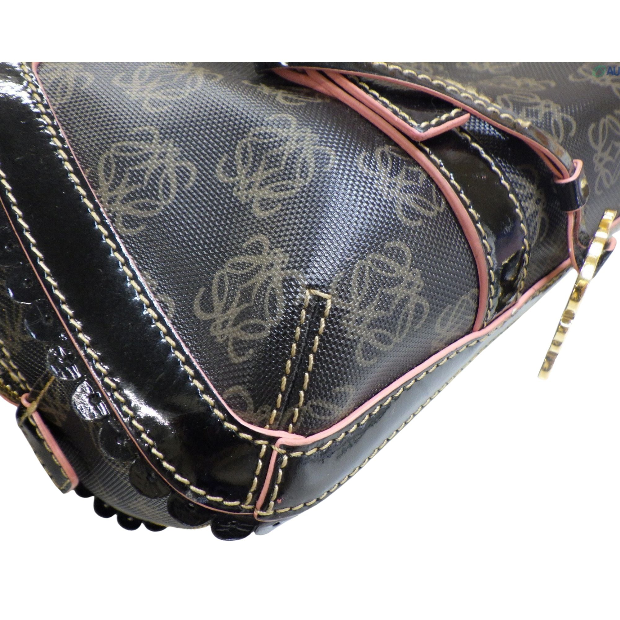 Loewe Monogram Shoulder Bag Negra con Charol y Detalles Rosados