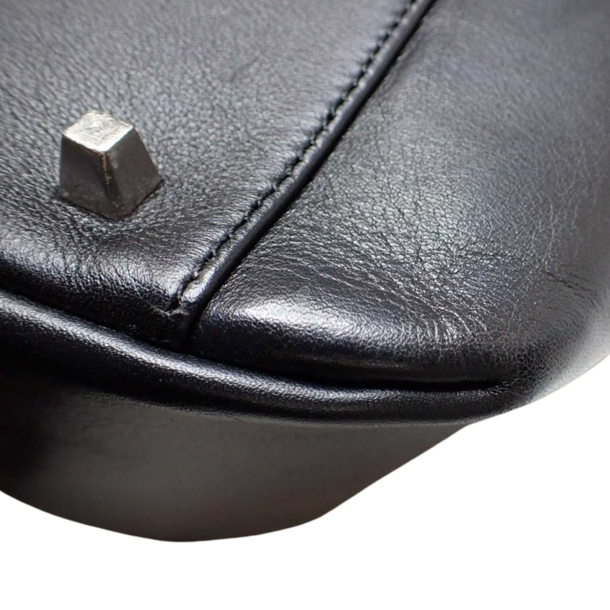 Bolsa de Viaje Loewe de Piel Negra – Elegancia Atemporal para el Viajero Sofisticado