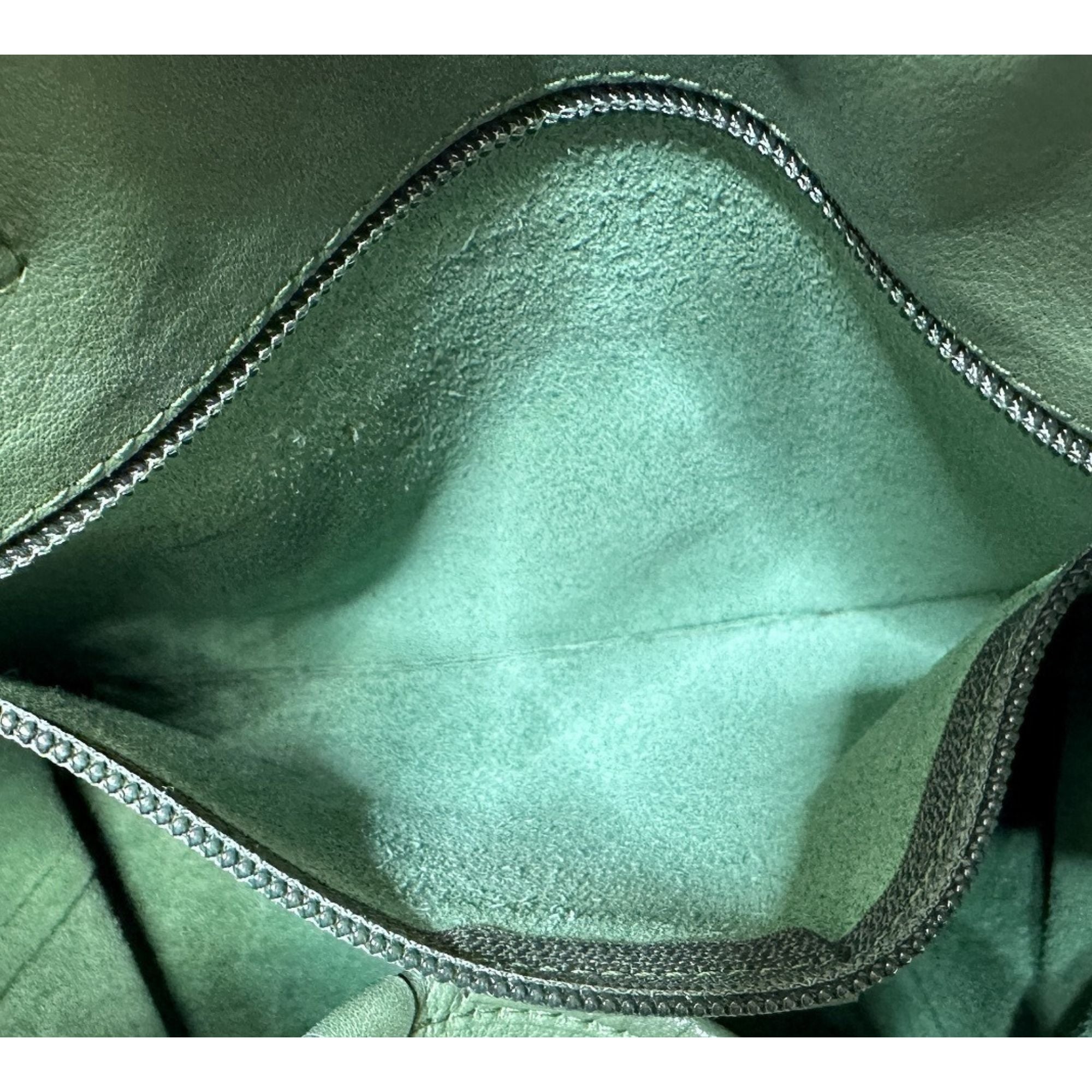 Bolso Tote Loewe Verde en Piel – Elegancia Española Atemporal