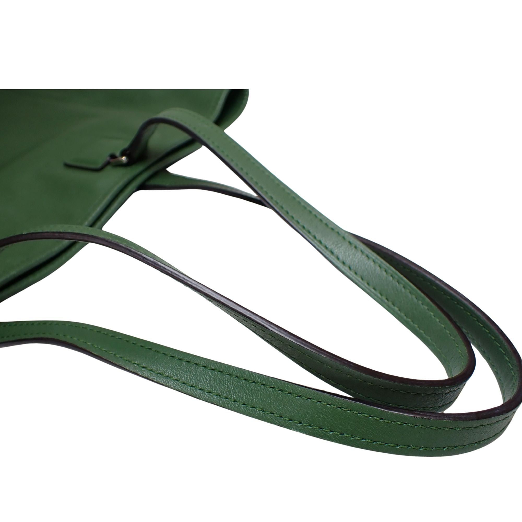 Bolso Tote Loewe Verde en Piel – Elegancia Española Atemporal