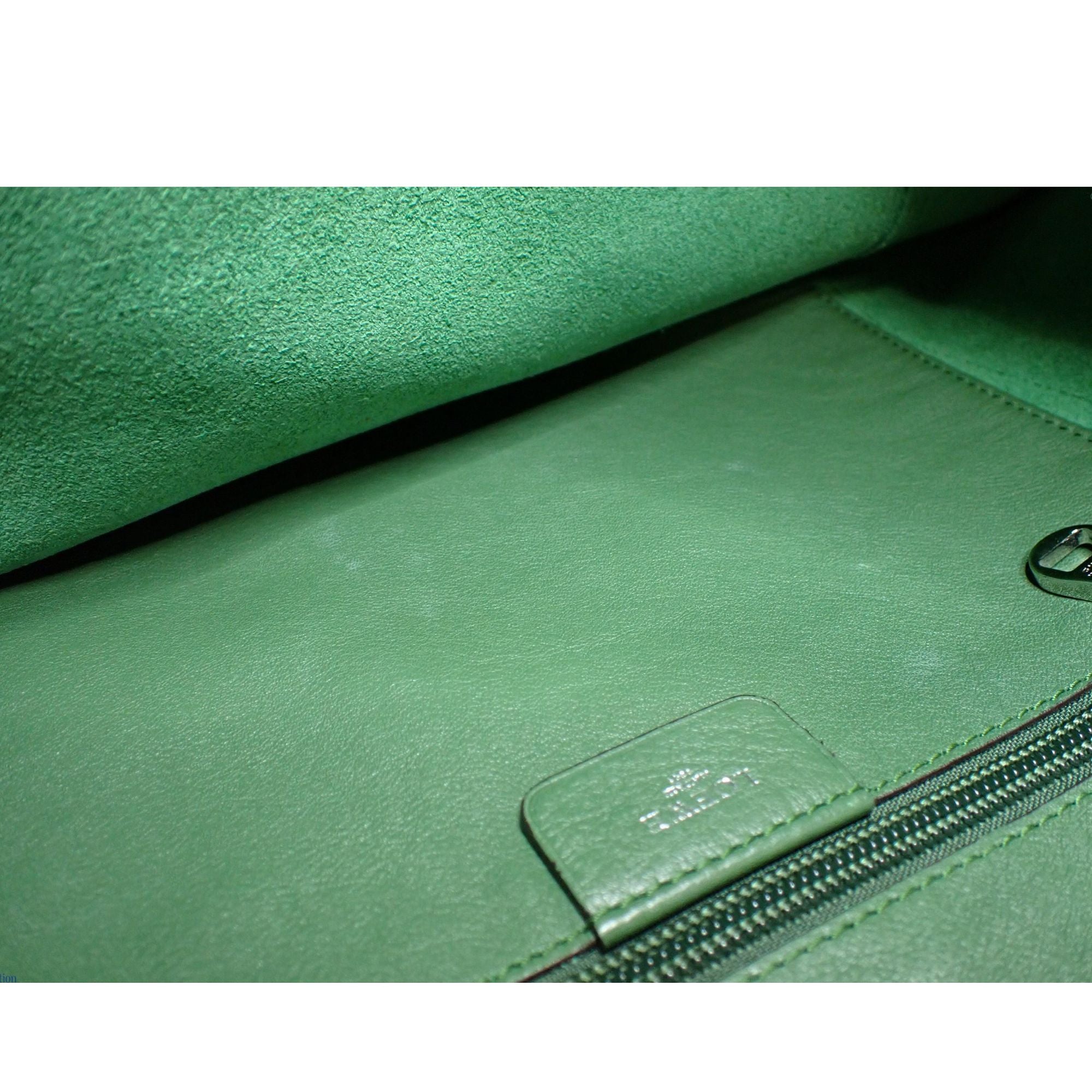 Bolso Tote Loewe Verde en Piel – Elegancia Española Atemporal
