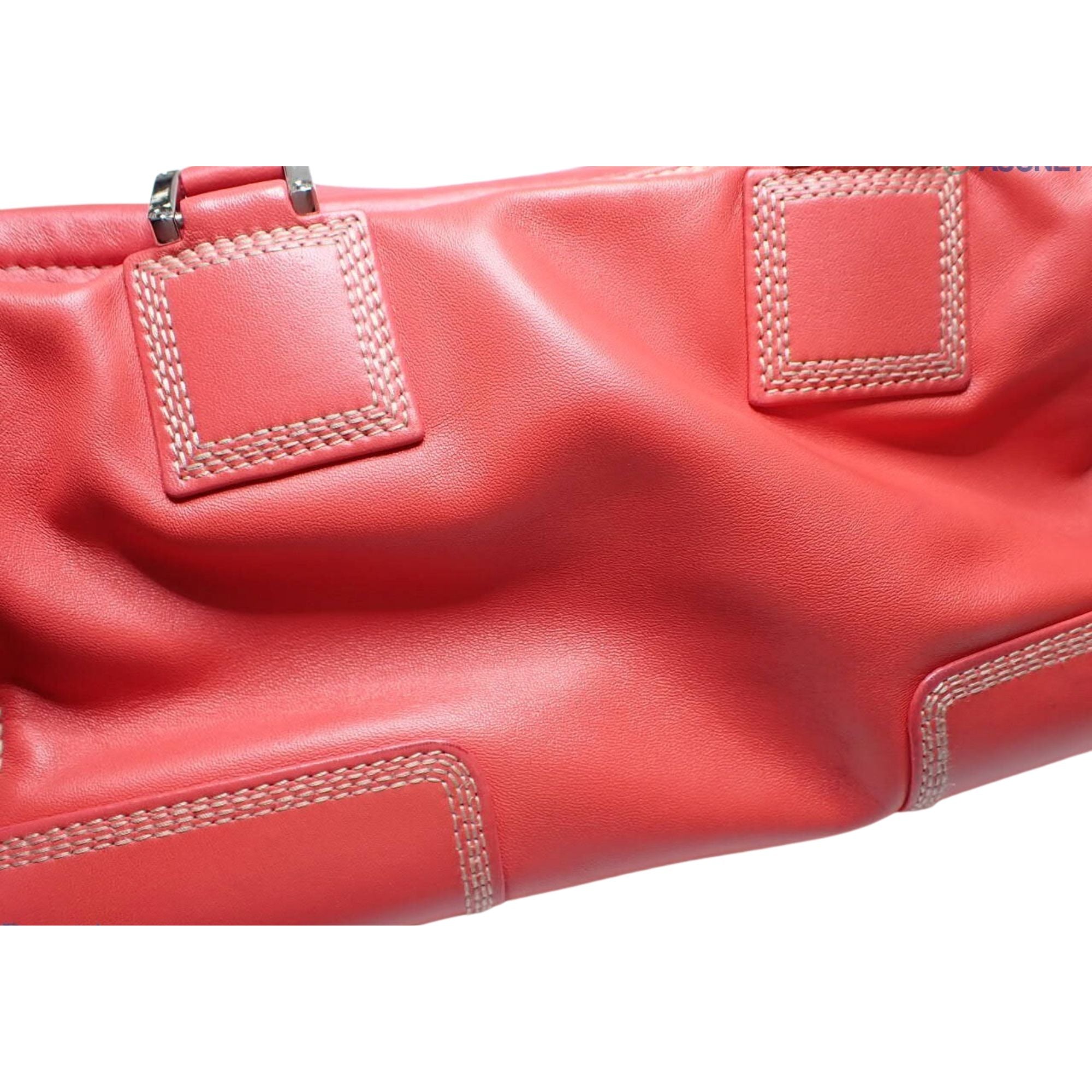 Bolso Loewe Amazona de piel roja – Un icono de la marroquinería española