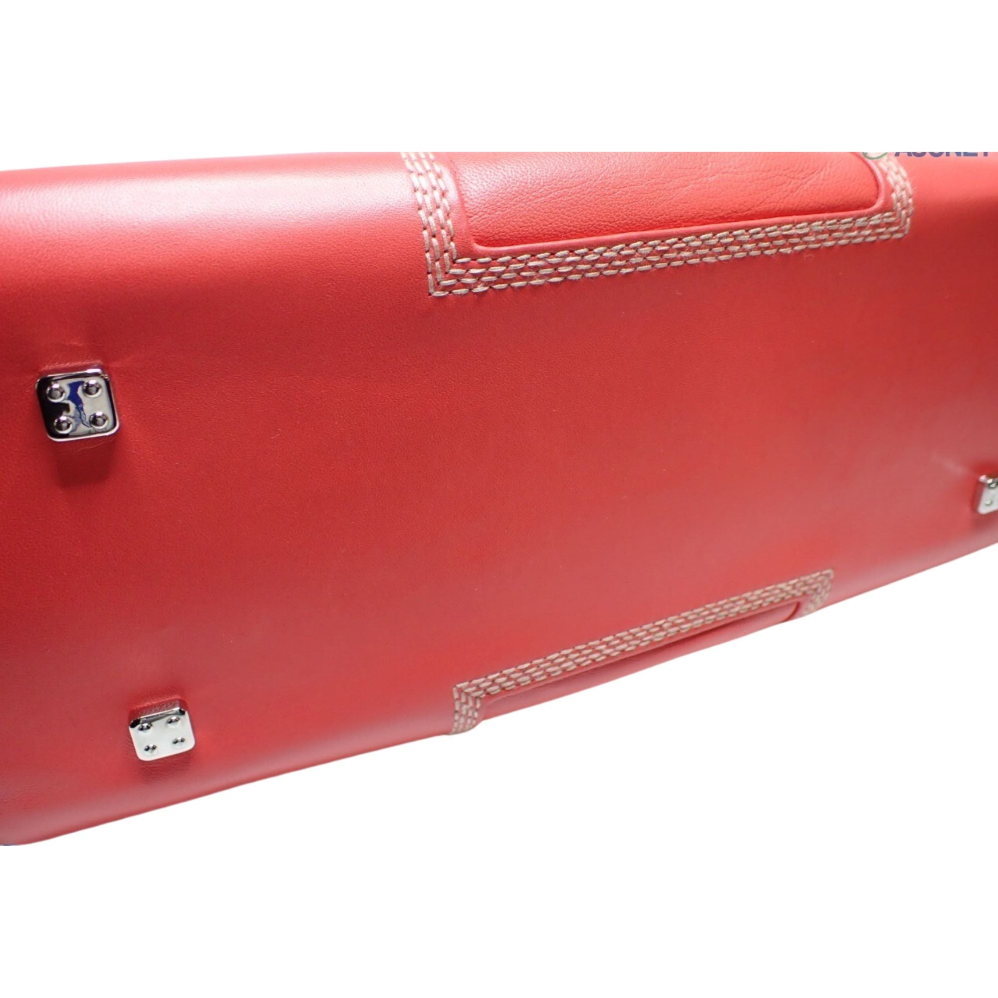 Bolso Loewe Amazona de piel roja – Un icono de la marroquinería española