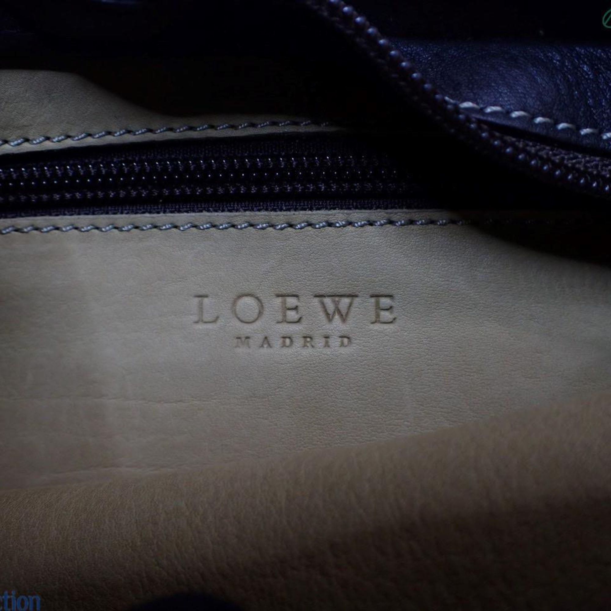 Bolso Loewe Vintage de ante camel y piel marrón – Elegancia artesanal española