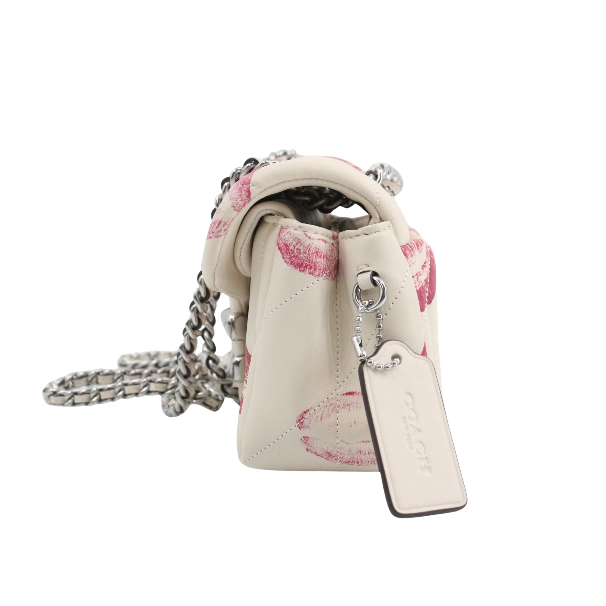 Coach Pillow Tabby 20 Kiss Print en Piel Acolchada Marfil
