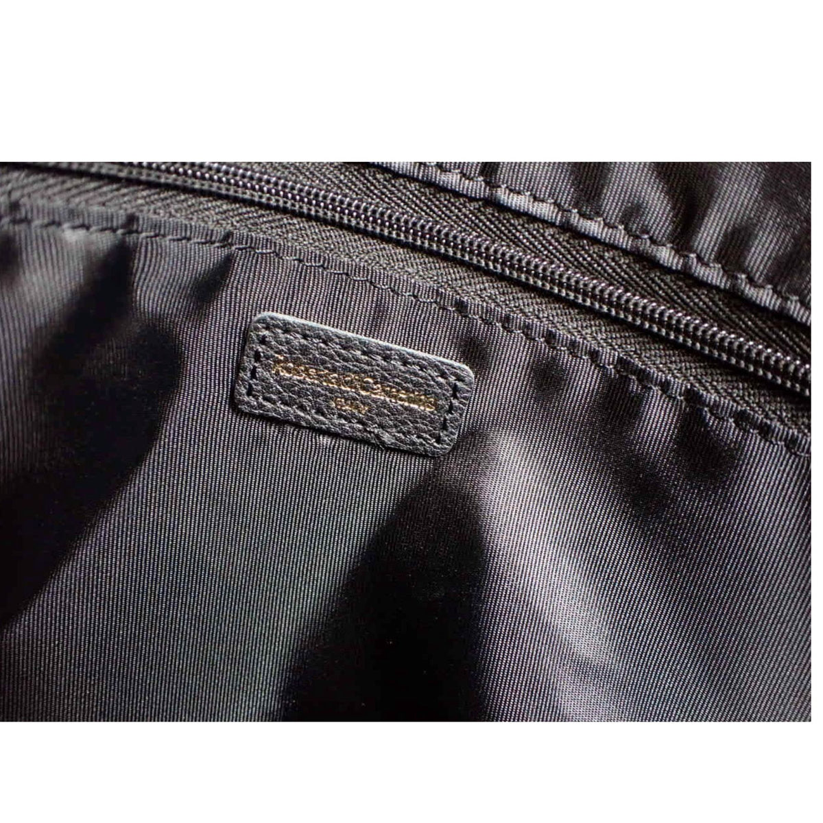 Roberta di Camerino – Bolso de mano estampado geométrico rojo con asas de piel negra