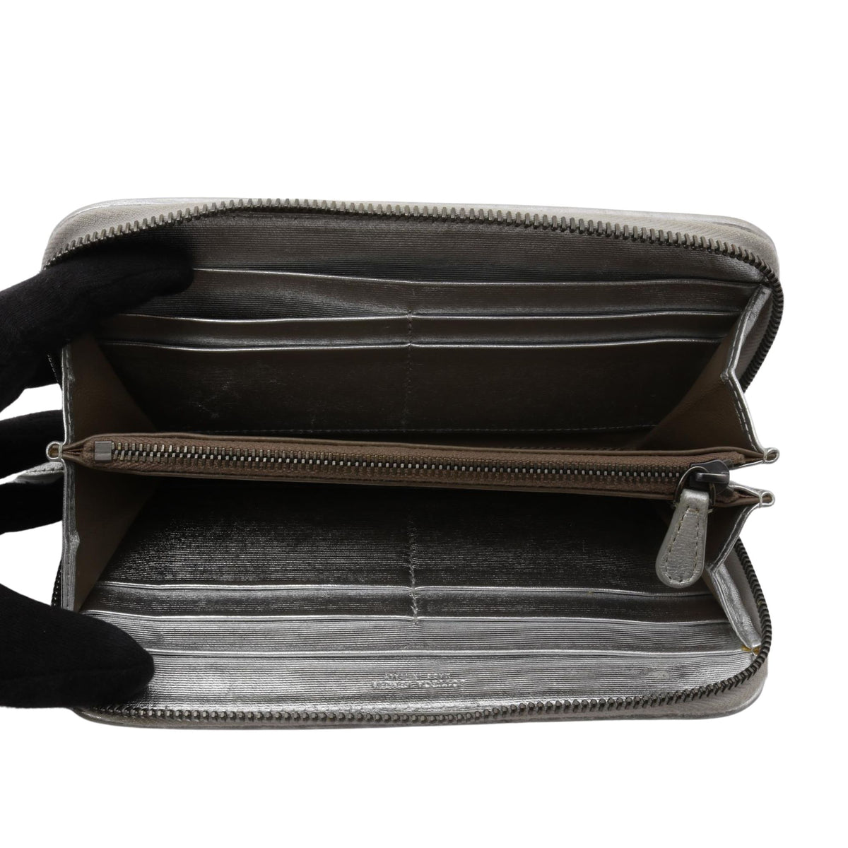 Bottega Veneta Intrecciato – Cartera de piel plateada metalizada con cremallera