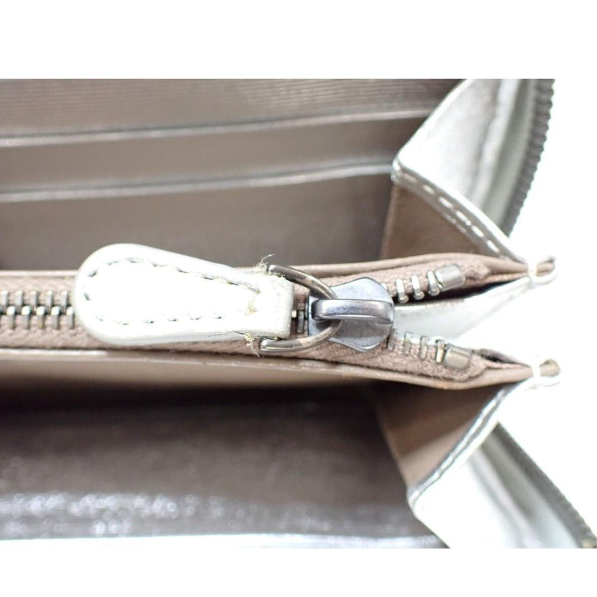Bottega Veneta Intrecciato – Cartera de piel plateada metalizada con cremallera