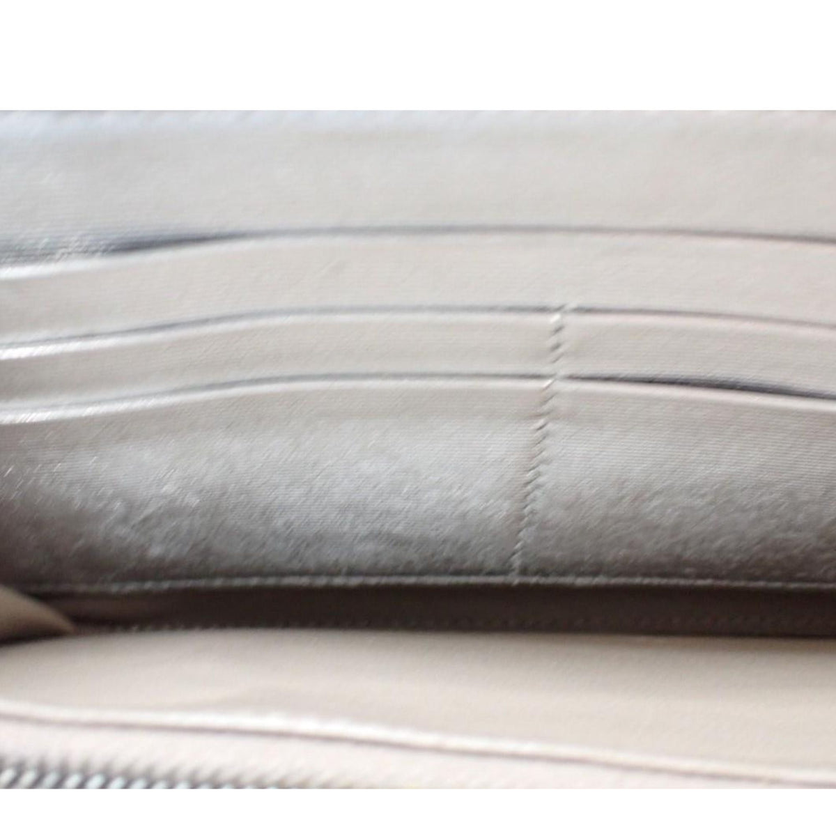 Bottega Veneta Intrecciato – Cartera de piel plateada metalizada con cremallera