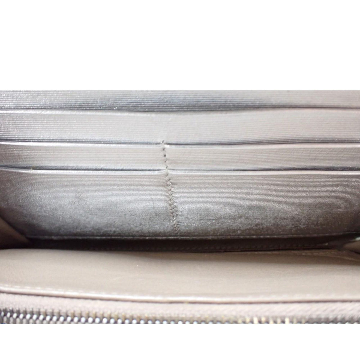 Bottega Veneta Intrecciato – Cartera de piel plateada metalizada con cremallera