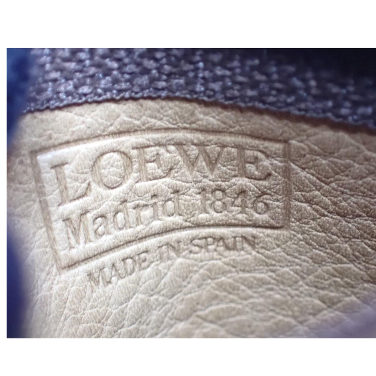 Loewe – Monedero de ante marrón oliva con anagrama grabado | Made in Spain