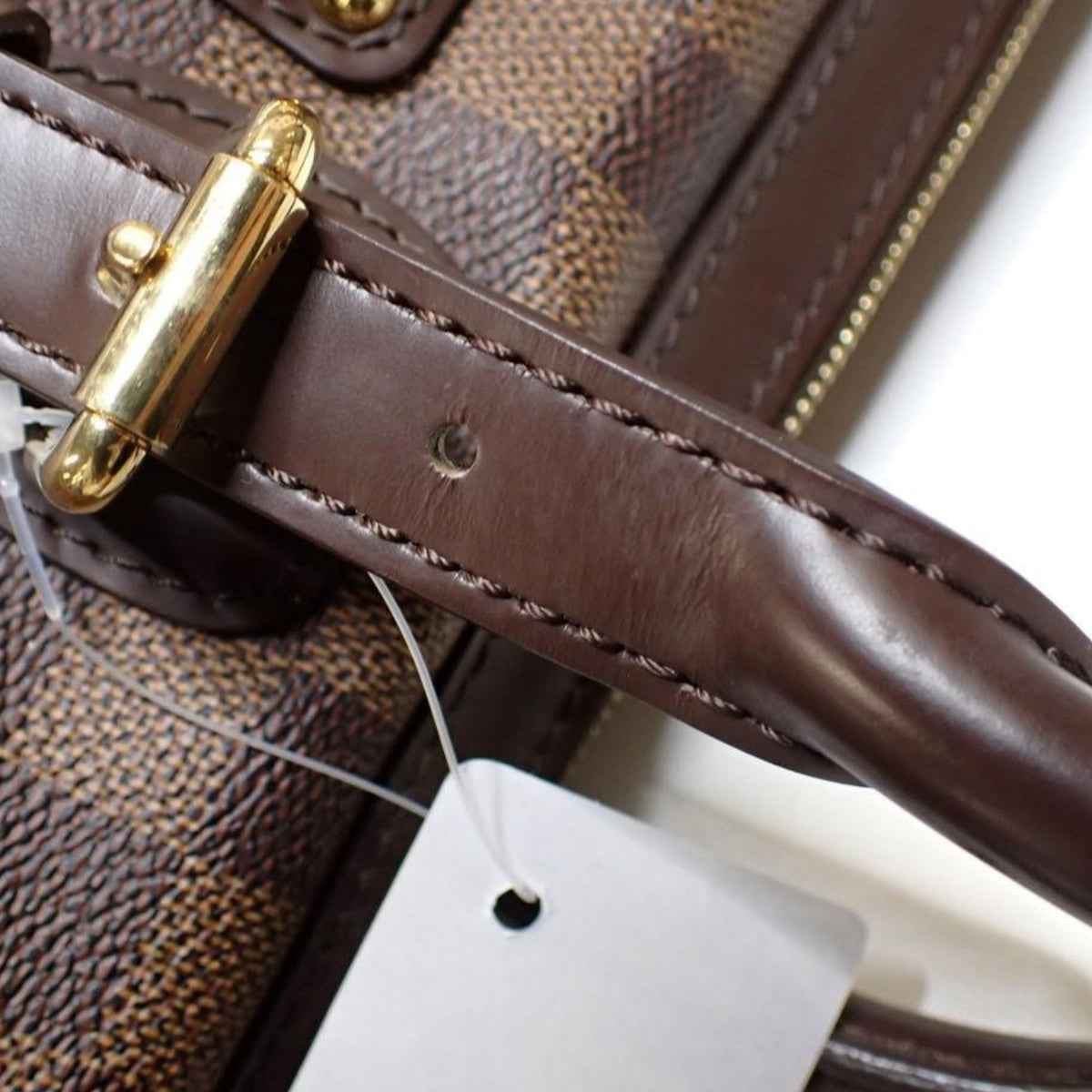 Louis Vuitton Berkeley Damier Ebene – Bolso de mano con placa dorada e interior rojo