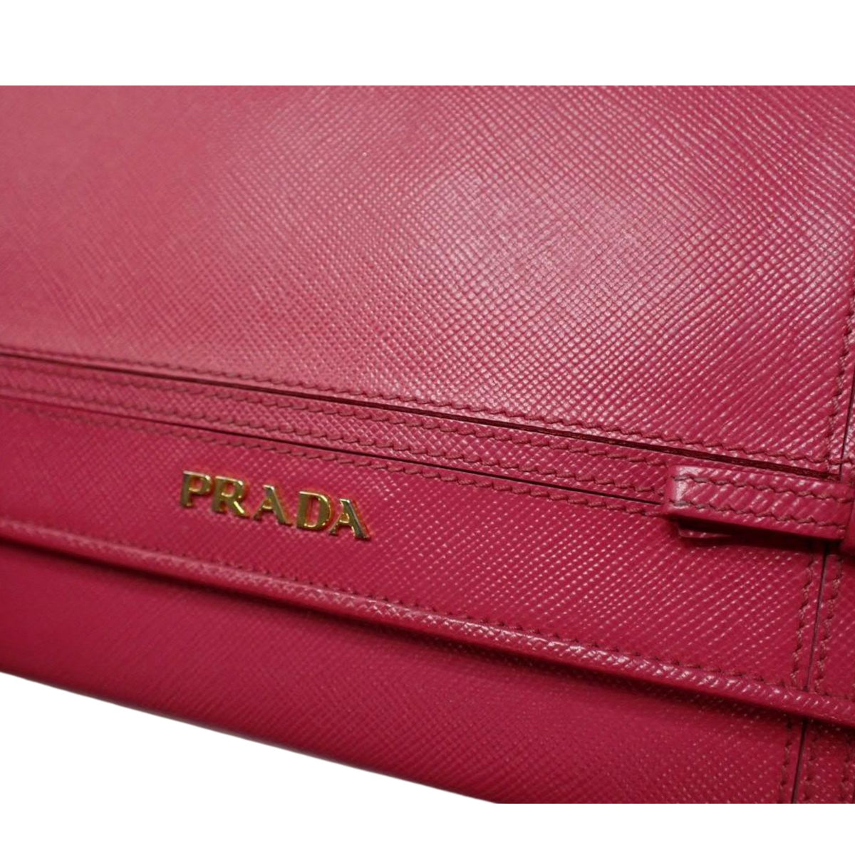 Prada Saffiano – Bolso cartera de piel roja con cadena dorada y lazo