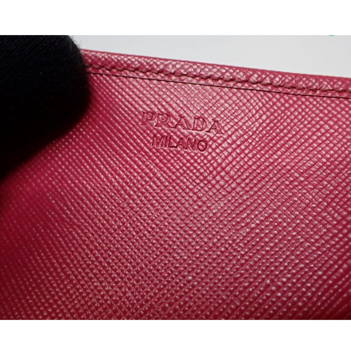 Prada Saffiano – Bolso cartera de piel roja con cadena dorada y lazo