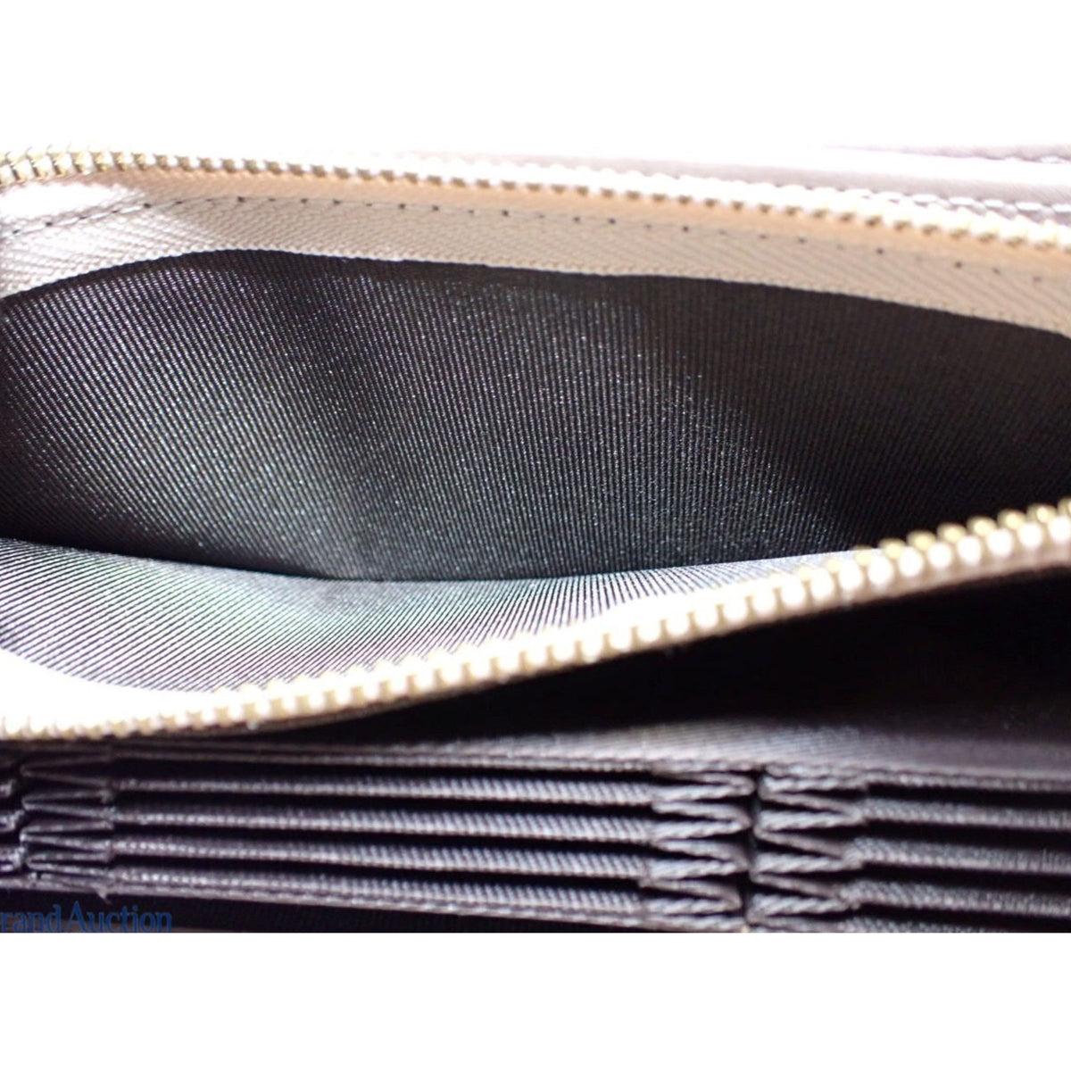 Questa è la Voce – Cartera de piel multicolor con relieve efecto mosaico