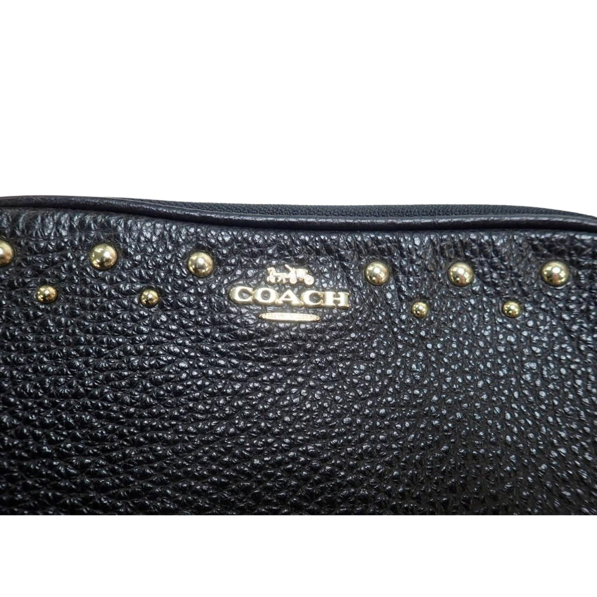 Coach – Bolso bandolera negro de piel granulada con tachuelas doradas