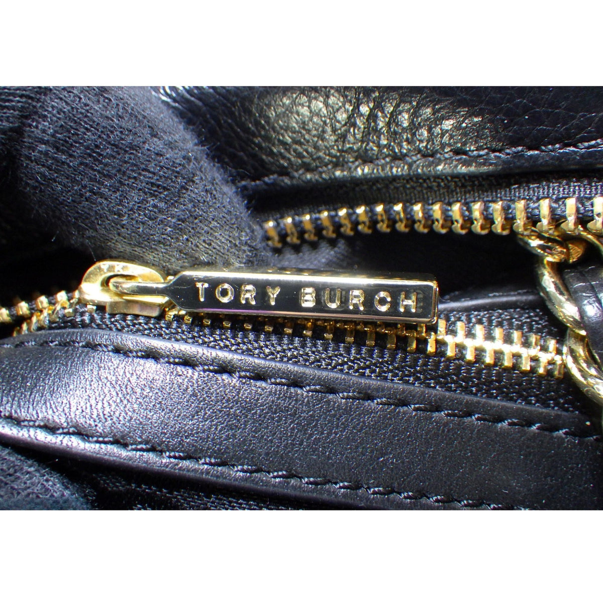 Bolso Tory Burch Negro de Piel con Cadena Dorada y Borla | 22 cm