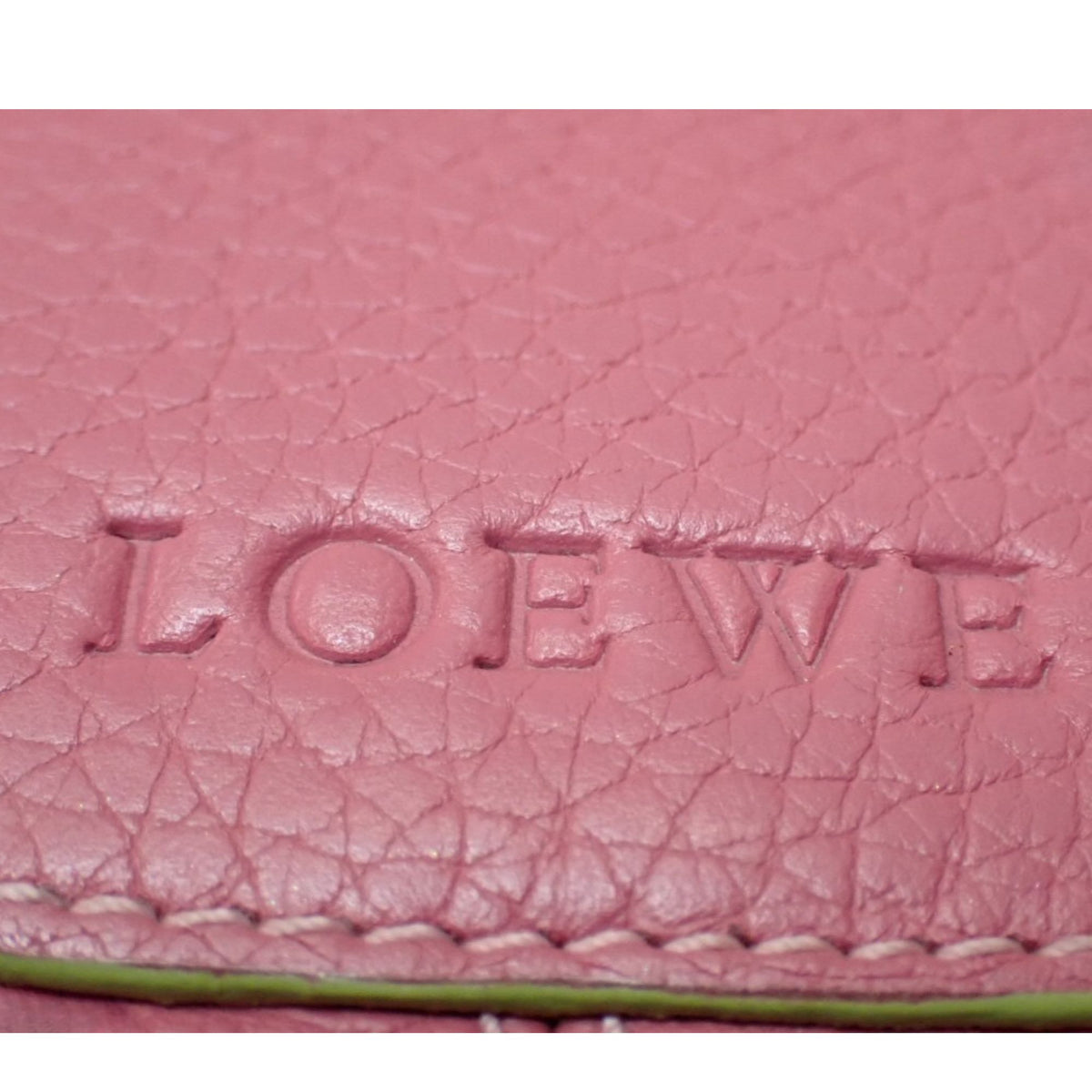 Loewe – Bolso bandolera de piel rosa con solapa y cierre metálico