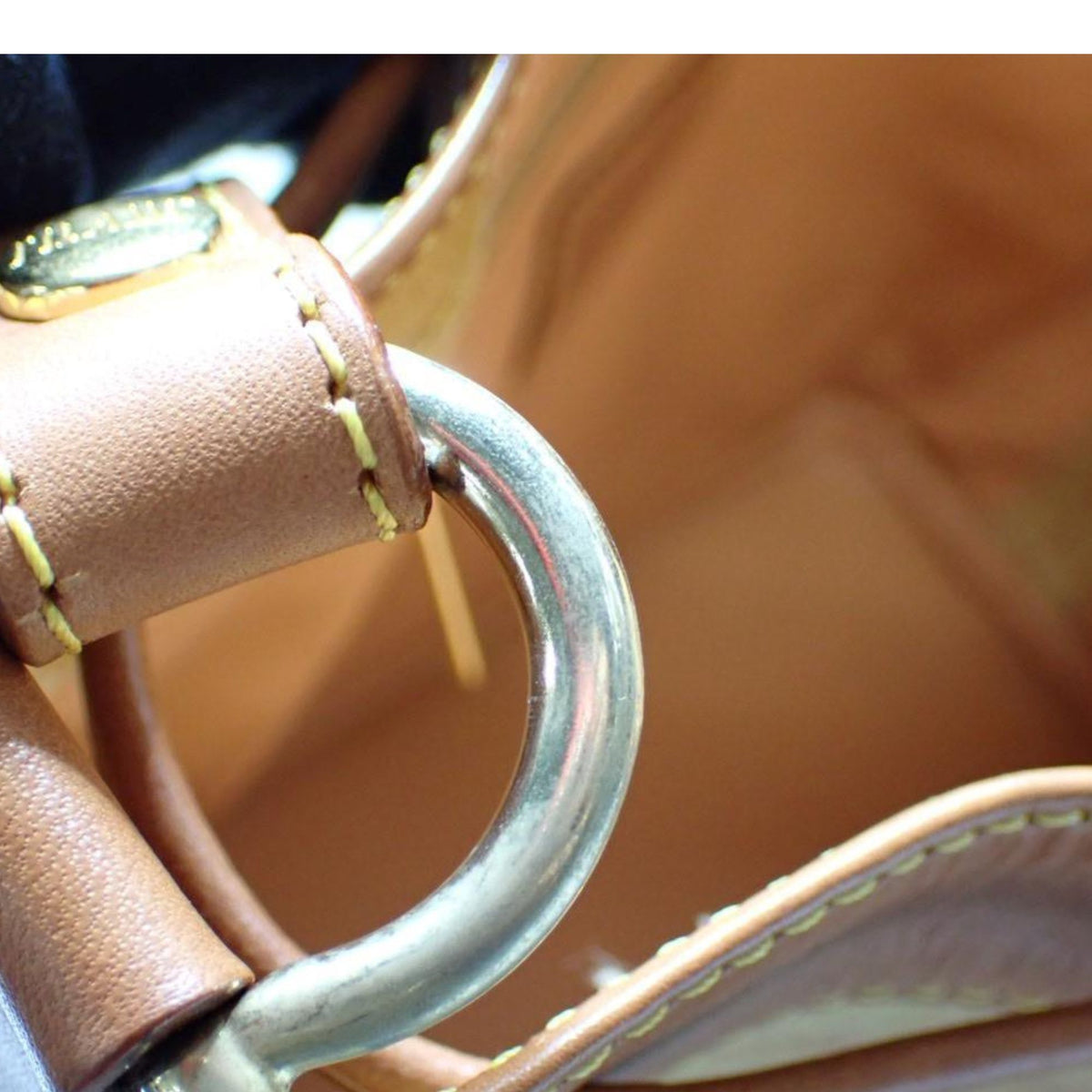 Alviero Martini 1ª Classe – Bolso bandolera tipo saco con estampado Geo Classic y piel camel
