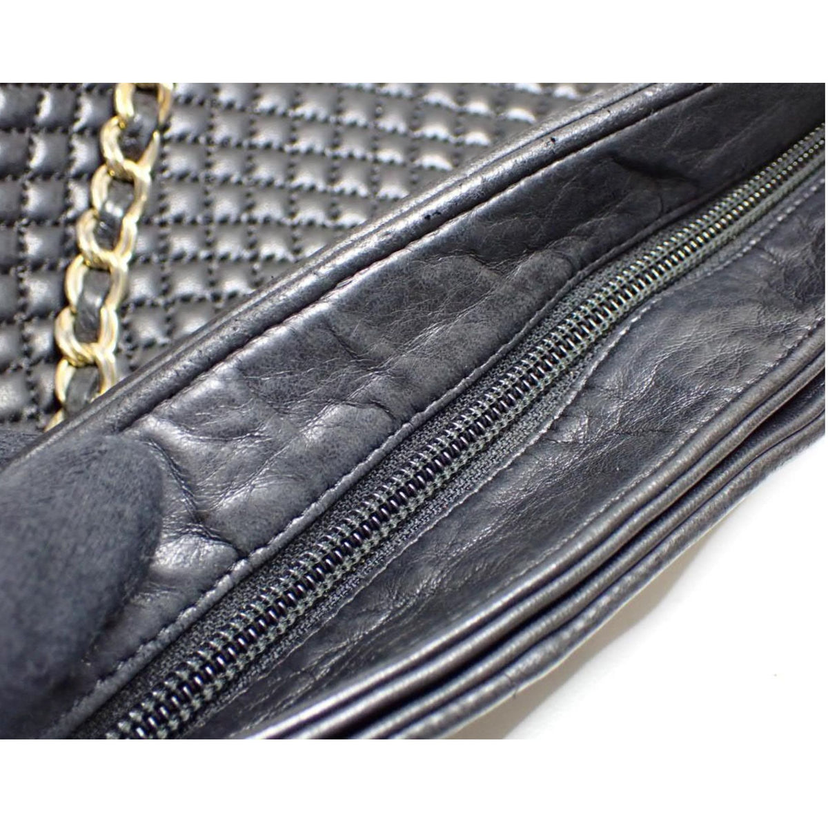 Bally – Bolso de hombro de piel negra acolchada con cadenas doradas y flecos