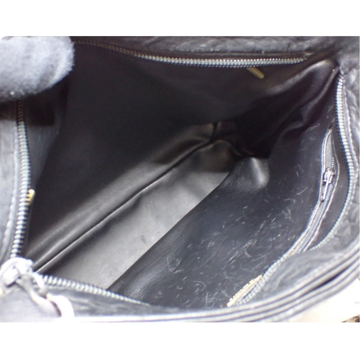Bally – Bolso de hombro de piel negra acolchada con cadenas doradas y flecos