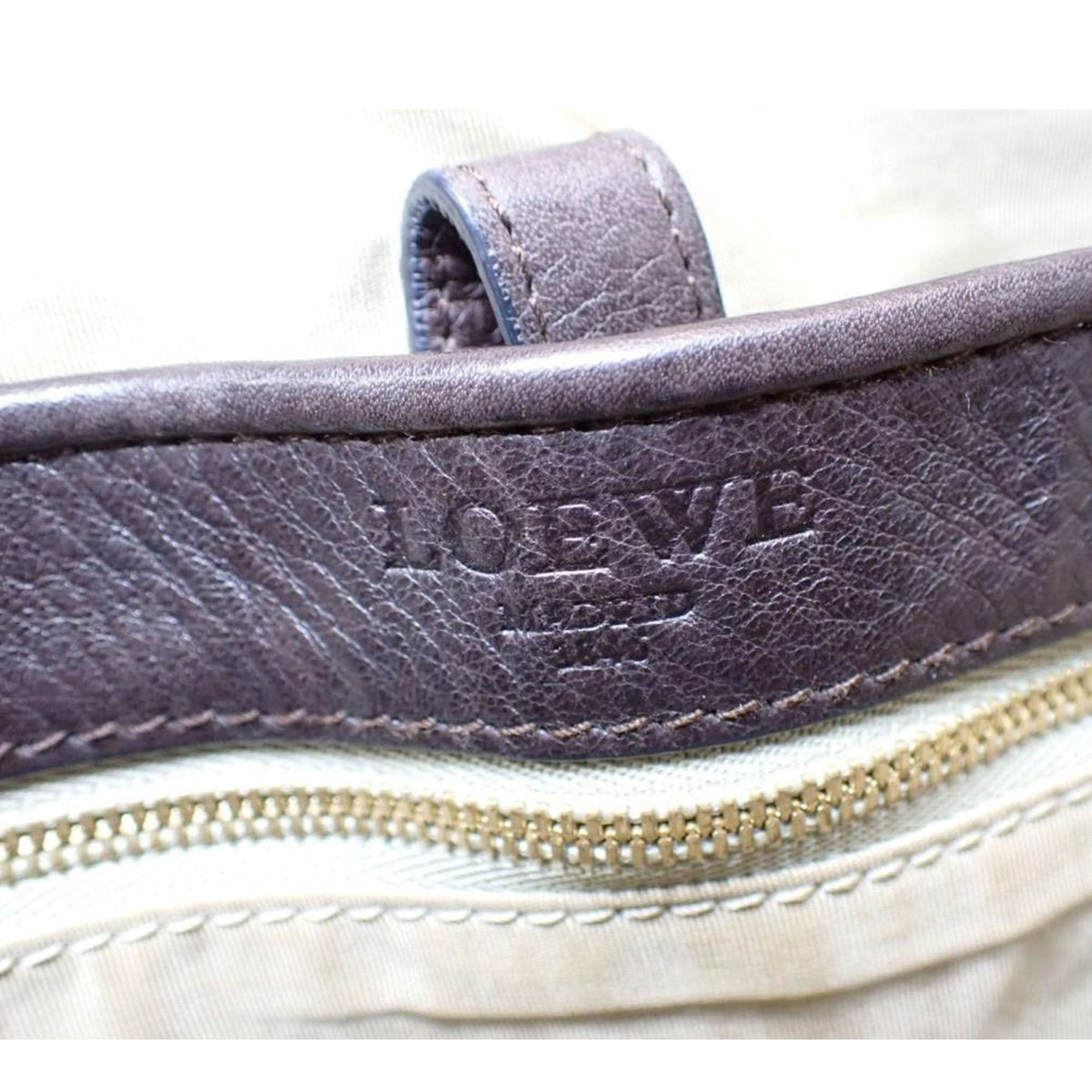 Loewe Madrid 1846 – Bolso bandolera de piel marrón chocolate con solapa y logotipo grabado