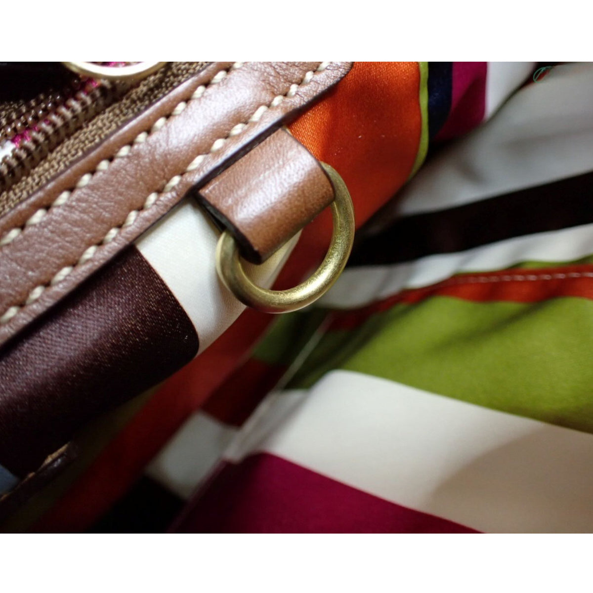 Coach – Bolso de hombro de piel marrón coñac con bolsillo frontal y forro multicolor