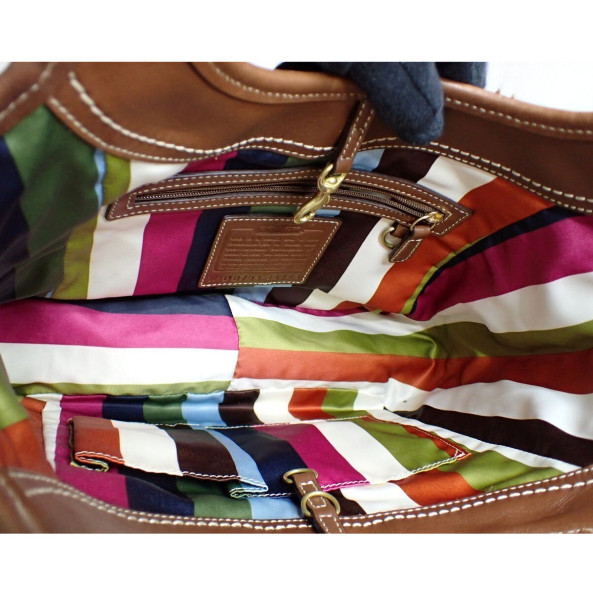 Coach – Bolso de hombro de piel marrón coñac con bolsillo frontal y forro multicolor
