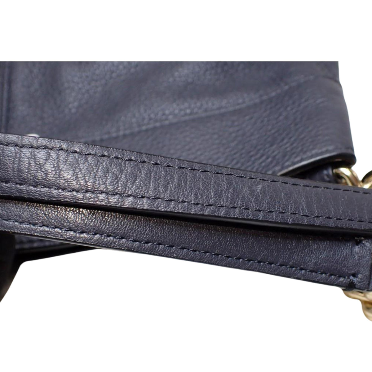 Coach – Bolso hobo de piel negra granulada con cadenas doradas