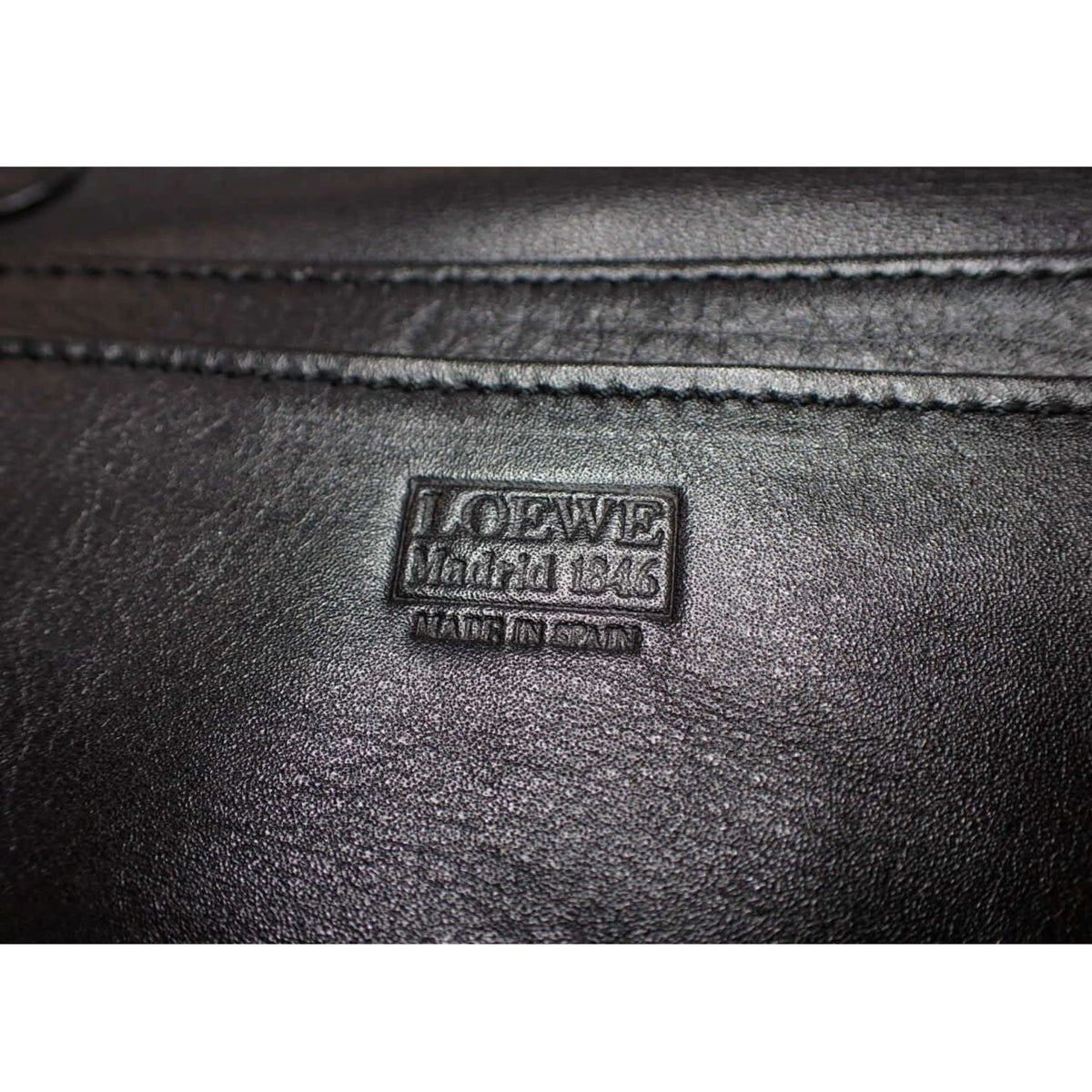 Loewe Anagram Vintage – Clutch de mano en piel negra con detalles dorados