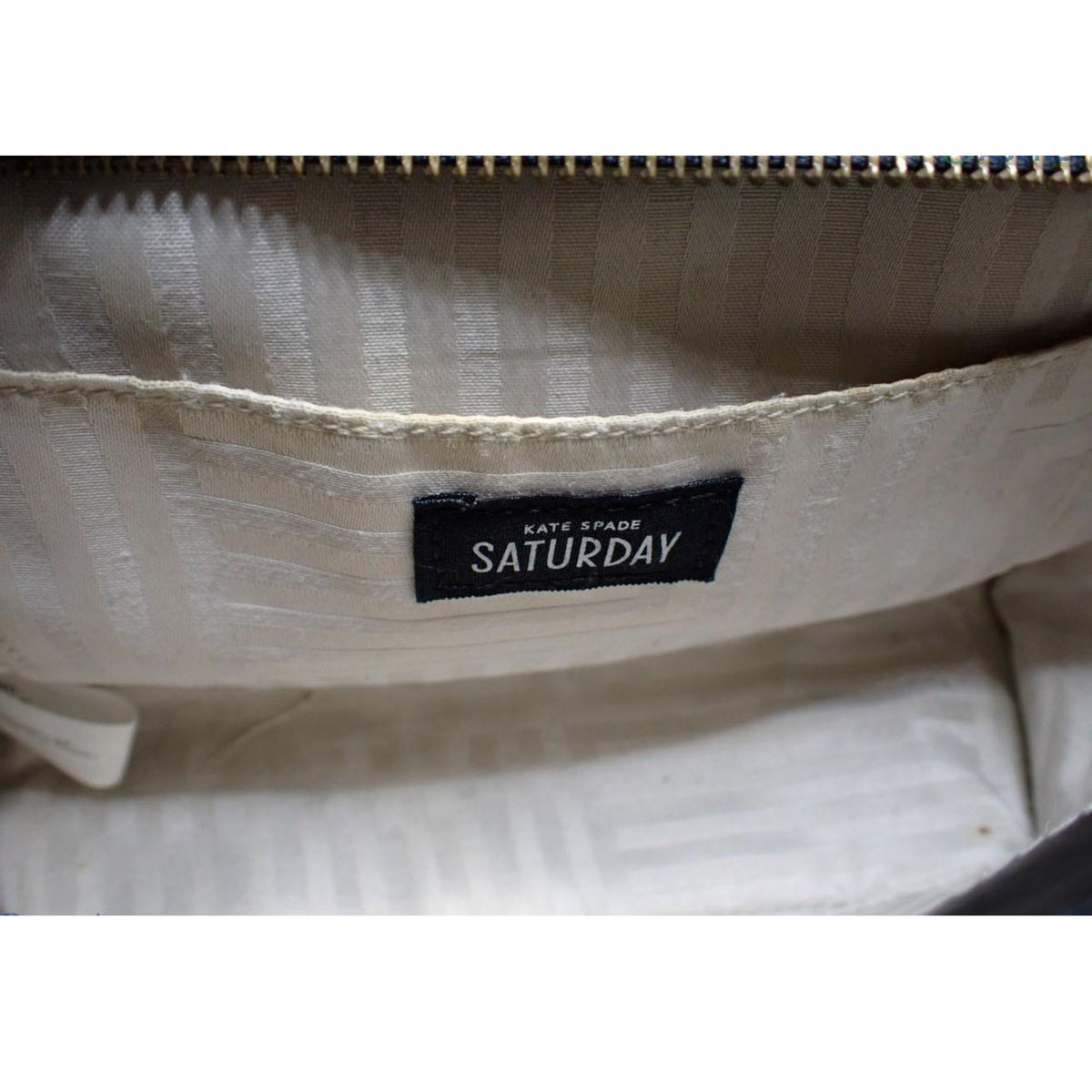 Kate Spade Saturday – Bolso de piel negra granulada con asas y bandolera