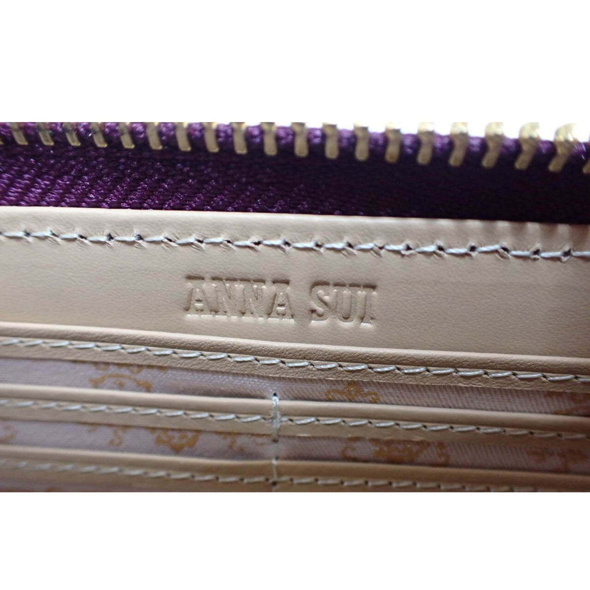 Anna Sui – Cartera larga de charol morado con estampado floral y detalles dorados