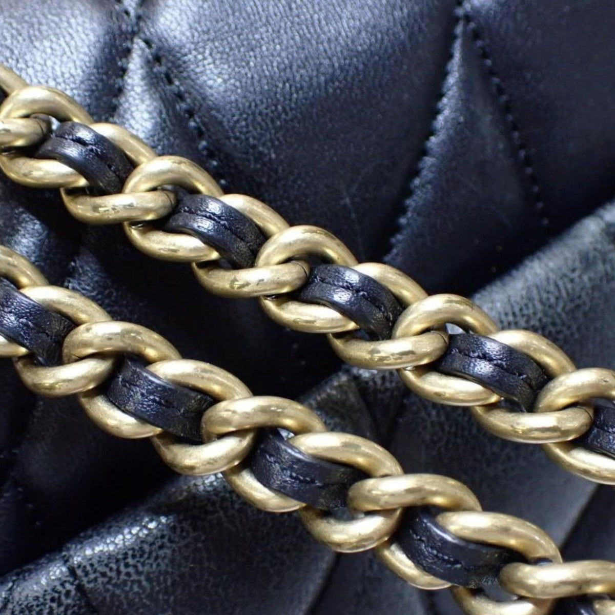 Coach Tabby acolchado negro de piel con cadena dorada