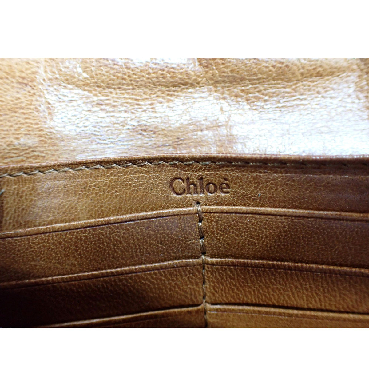 Chloé – Cartera de piel marrón coñac con placa dorada