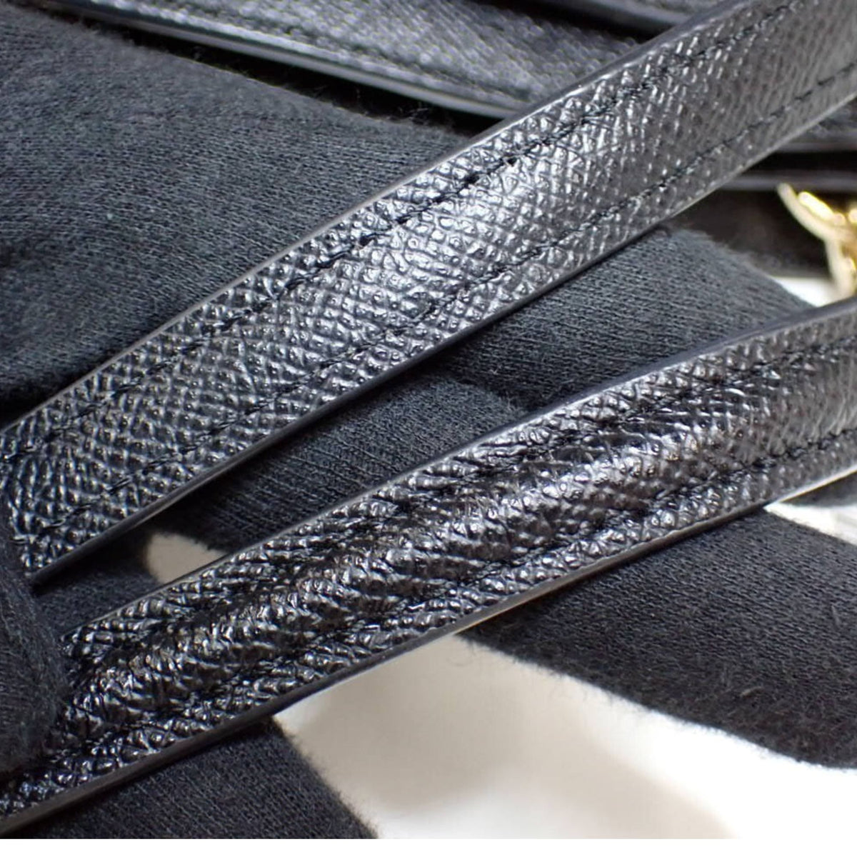 Coach – Bolso de piel negra texturizada con asas y bandolera