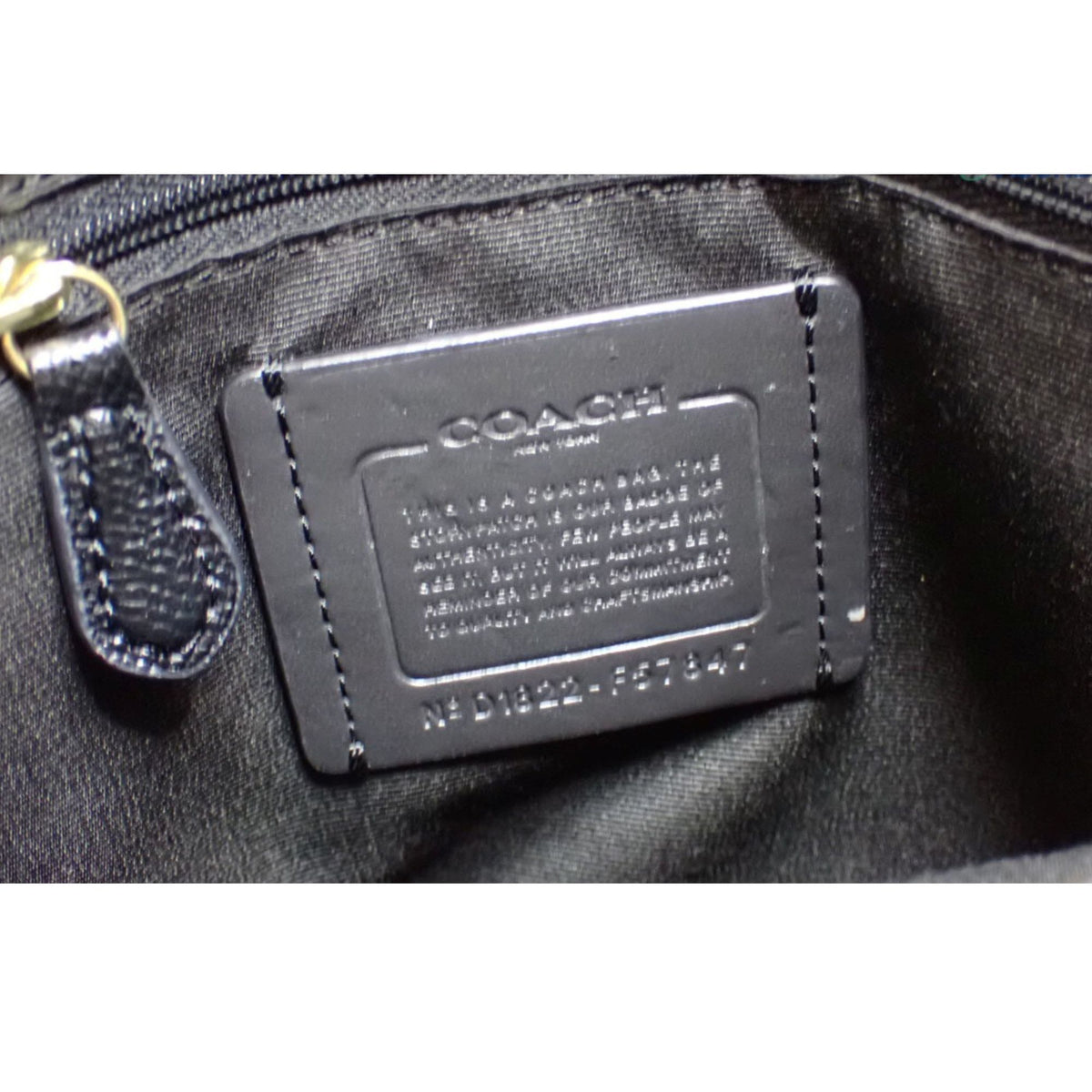 Coach – Bolso de piel negra texturizada con asas y bandolera