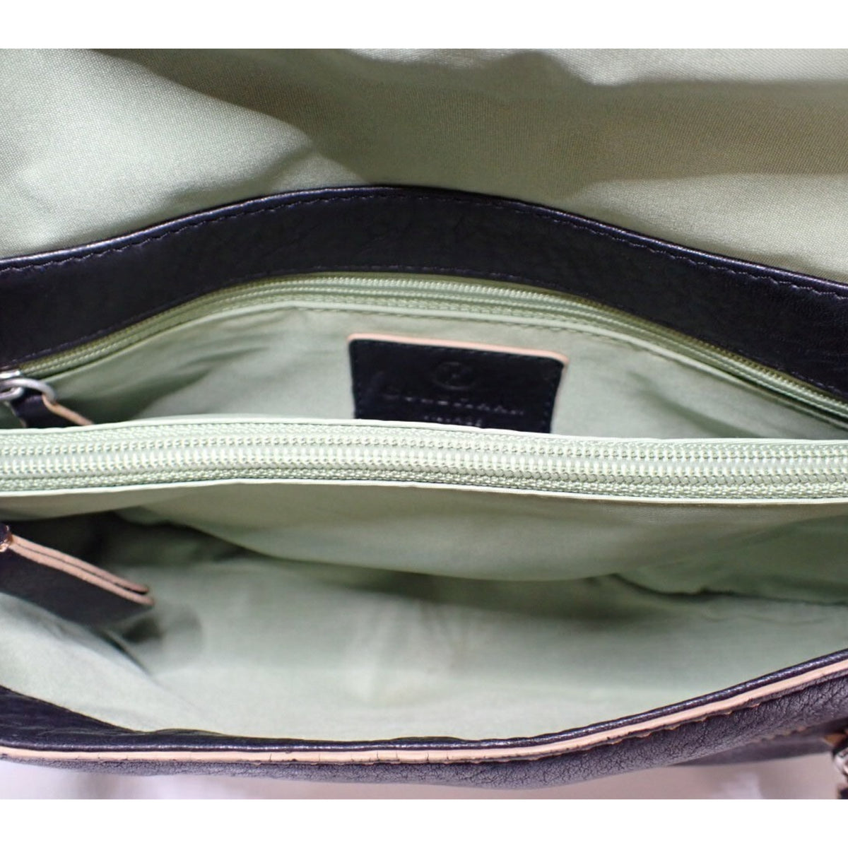 Cole Haan Vintage – Bolso de hombro East-West de piel negra con pespuntes en contraste